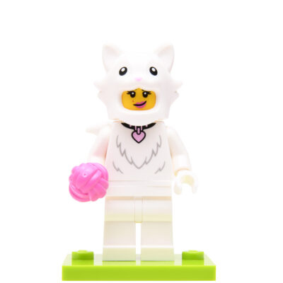 Vrouw in pluizige kat kostuum