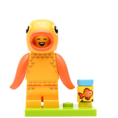 Meisje in goudvis kostuum