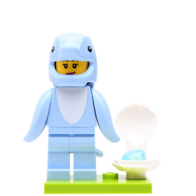 Vrouw in dolfijn kostuum